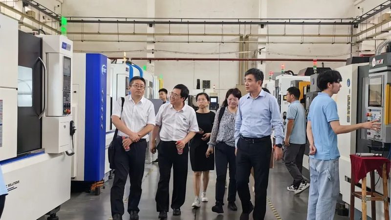 展会上的设备光鲜亮丽，材质却藏着成本与合规的博弈